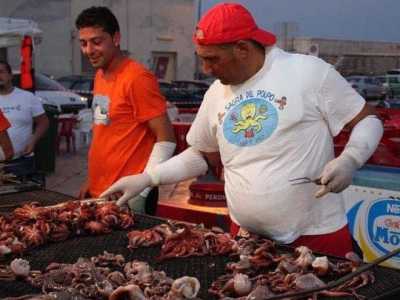 Il polpo � il protagonista della sagra simbolo di Mola di Bari, paese da sempre legato alla pesca. Un evento fondato nel 1964 ma che nel tempo, tra critiche e dubbi sulla provenienza e la tracciabilit� del mollusco, si � fermato pi� volte, ritornando per� con furore (dopo sei anni di stop) nello scorso luglio con la sua 47esima edizione (Foto di Domenico Zagaria)